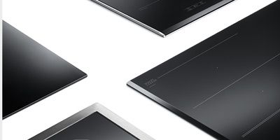 Mehrere schwarze Kochfelder vor weißem Hintergrund, Bosch-Logo.