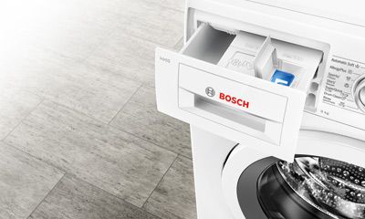 Moderne Heißluftfritteuse aus Edelstahl mit digitalem Display, Drehregler und herausziehbarem Frittierkorb.